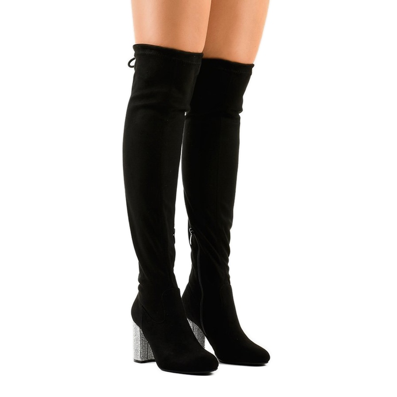 Fekete velúr csizma BM150 díszített oszlopon 1