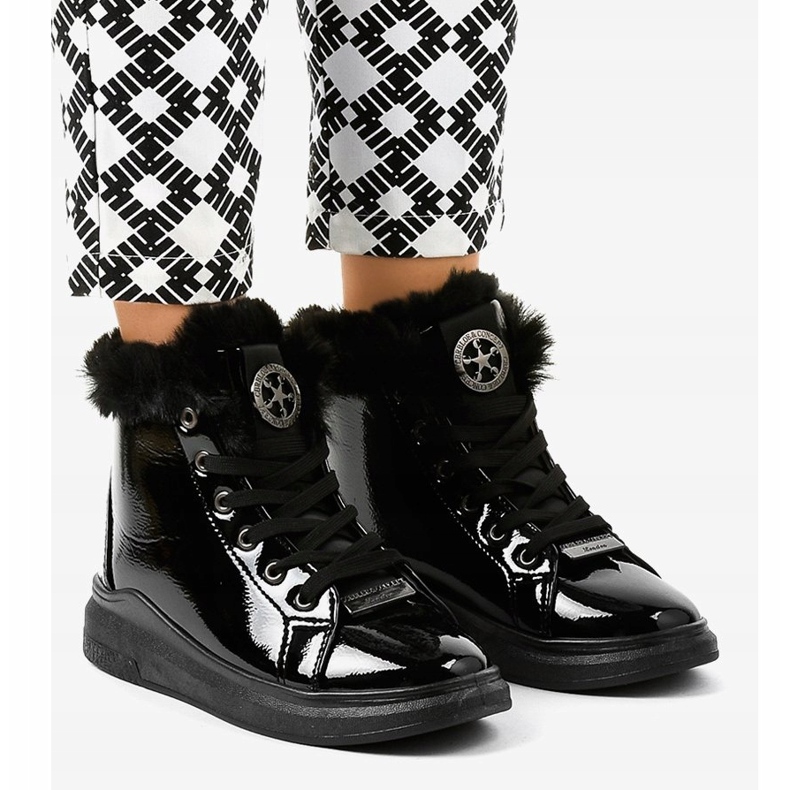 Meleg, fekete lakkozott cipők TL135-6 1