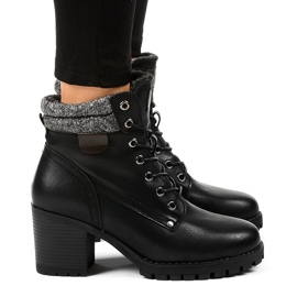 Fekete csizma az oszlopon báránybőrrel Z129 1