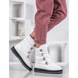 Muto Hócsizma a platformon fehér 1