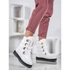 Muto Hócsizma a platformon fehér 2