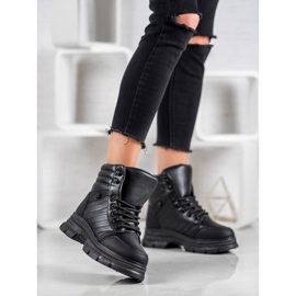 Yes Mile Fekete cipők a platformon 1