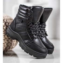 Yes Mile Fekete cipők a platformon 2