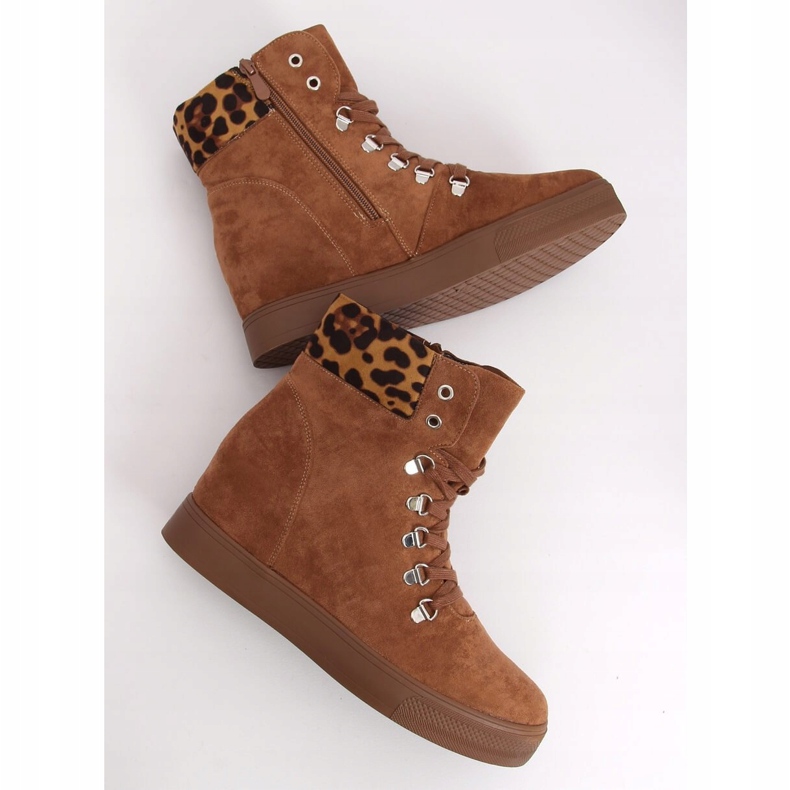 Csizma egy rejtett ék tevén RQ216 Camel barna 1 Csizma egy rejtett ék tevén RQ216 Camel barna 1