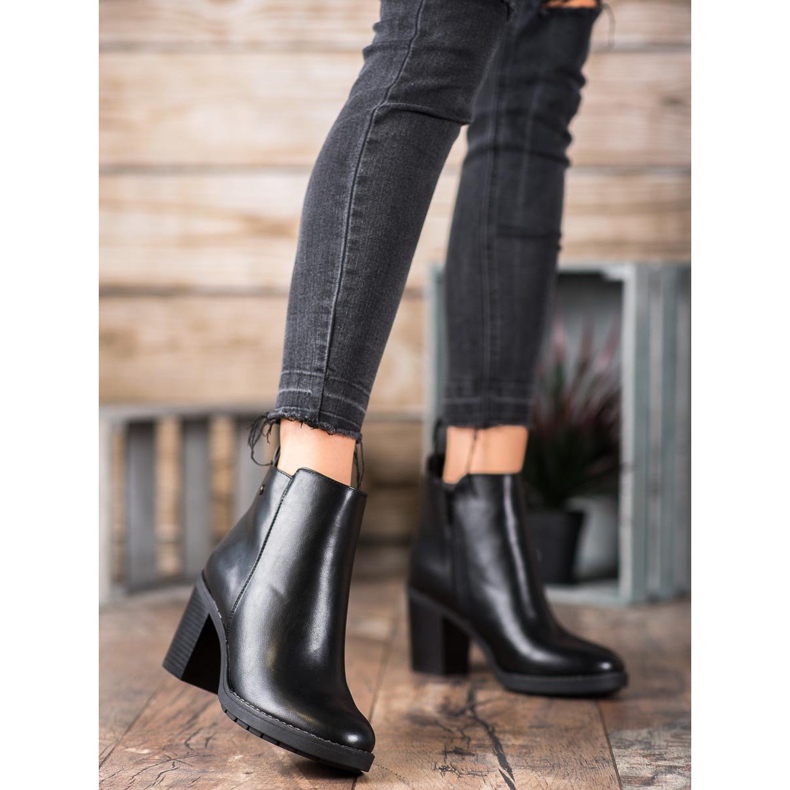 Ideal Shoes Kényelmes magas sarkú csizma fekete 2