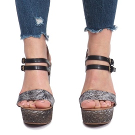 Fekete szandál pisztráng égen 1