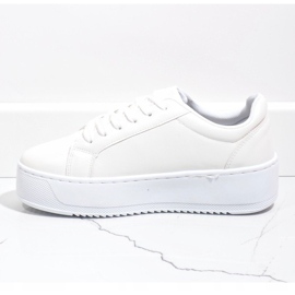 Fehér cipők a 798 -as platformon 1