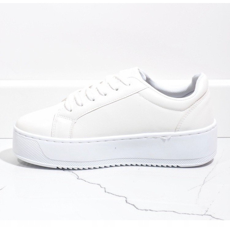 Fehér cipők a 798 -as platformon 1