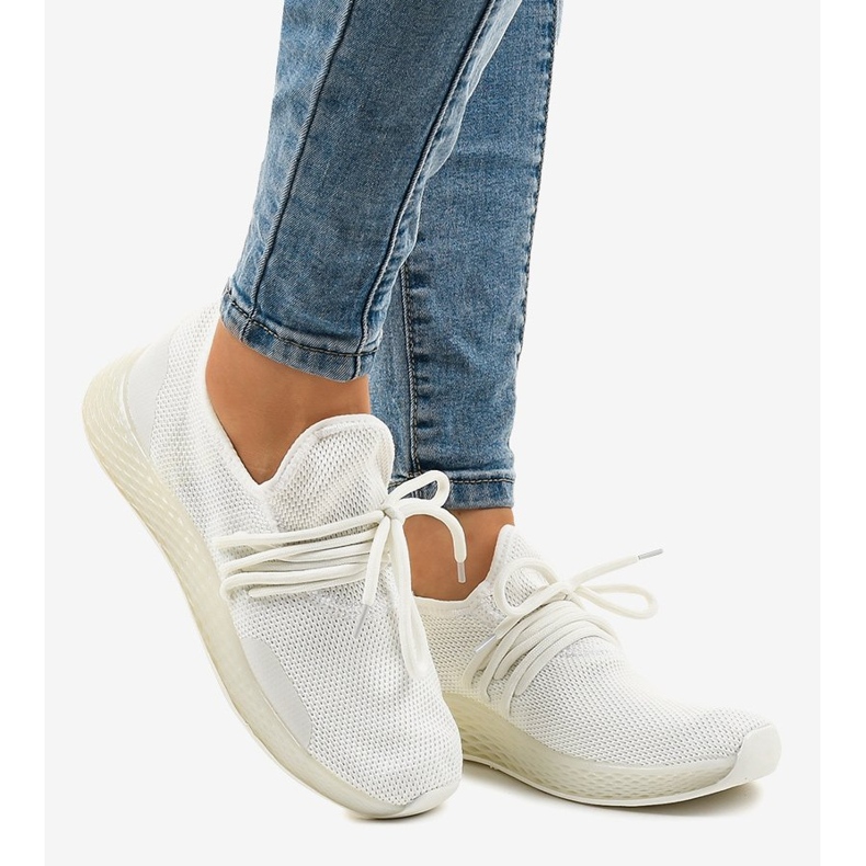 Fehér női sportcipő B-6851 1