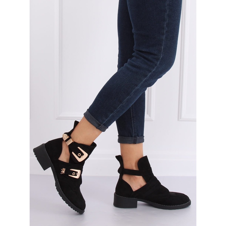 Fekete kivágású csizma ZE01P Fekete 1 Fekete kivágású csizma ZE01P Fekete 1