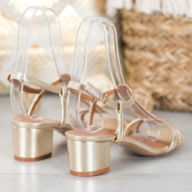 Small Swan Arany szandál csapokkal aranysárga 2 Small Swan Arany szandál csapokkal aranysárga 2