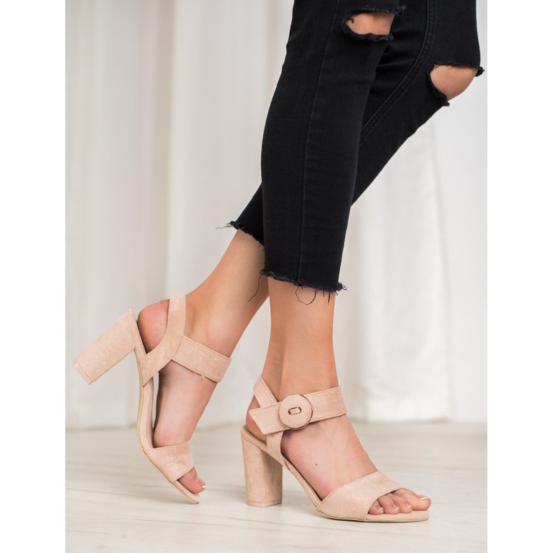 Bézs színű szandál a VINCEZA bárban 1
