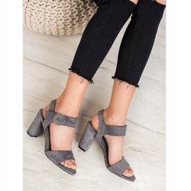Szürke szandál a VINCEZA bárban 1