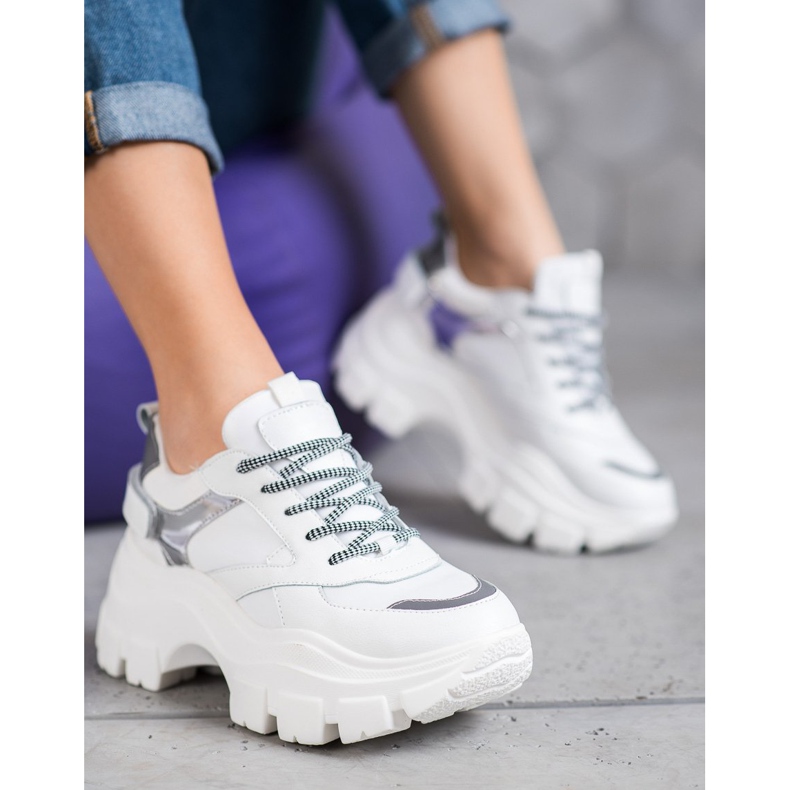 Weide Fehér cipők a platformon 2