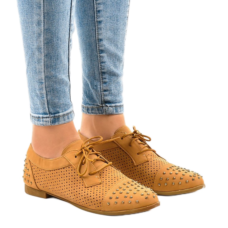 Barna áttört cipő csapokkal MJ1125 1