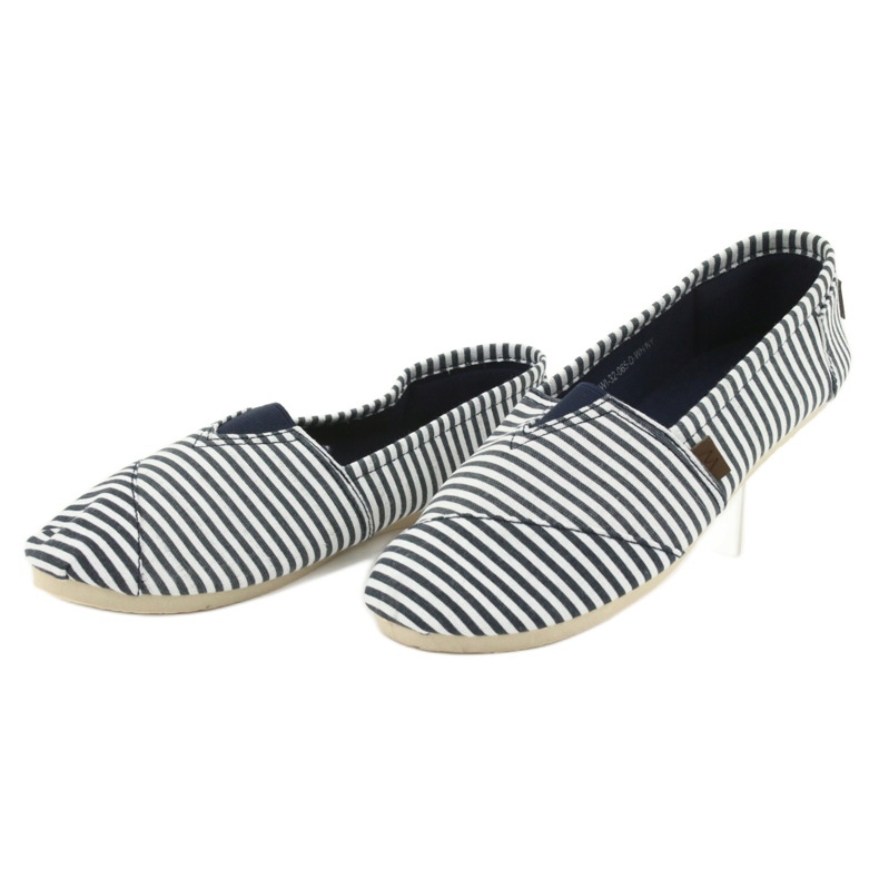 Wishot Kényelmes, divatos csíkos tornacipő 32-065, fehér és kék színben 2