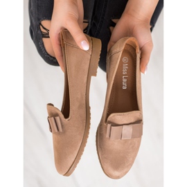 Miss Laura Urak íjjal barna 1