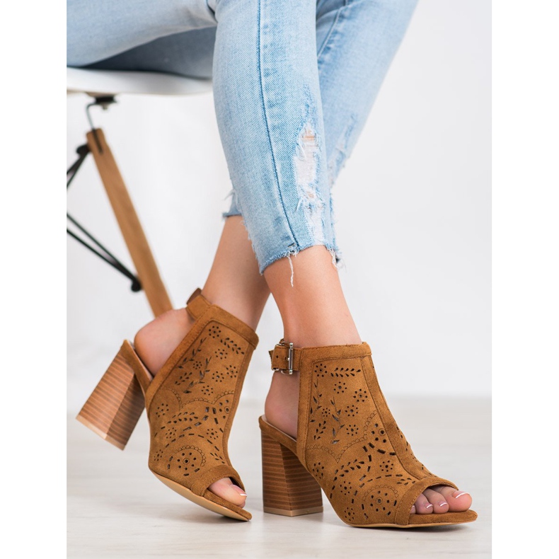 Mannika Beépített áttört szandál barna 1