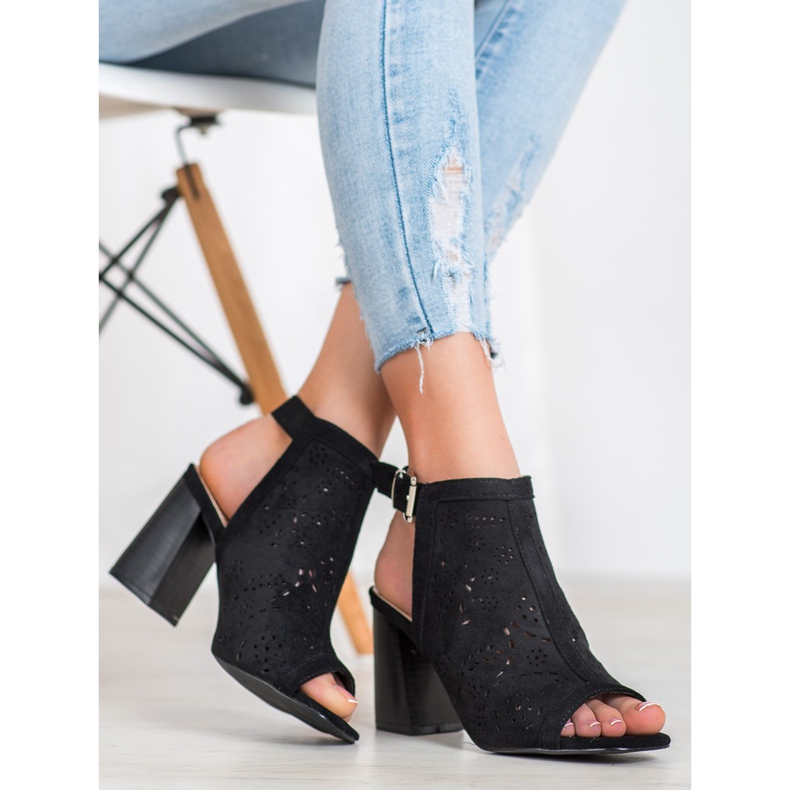 Mannika Beépített áttört szandál fekete 1