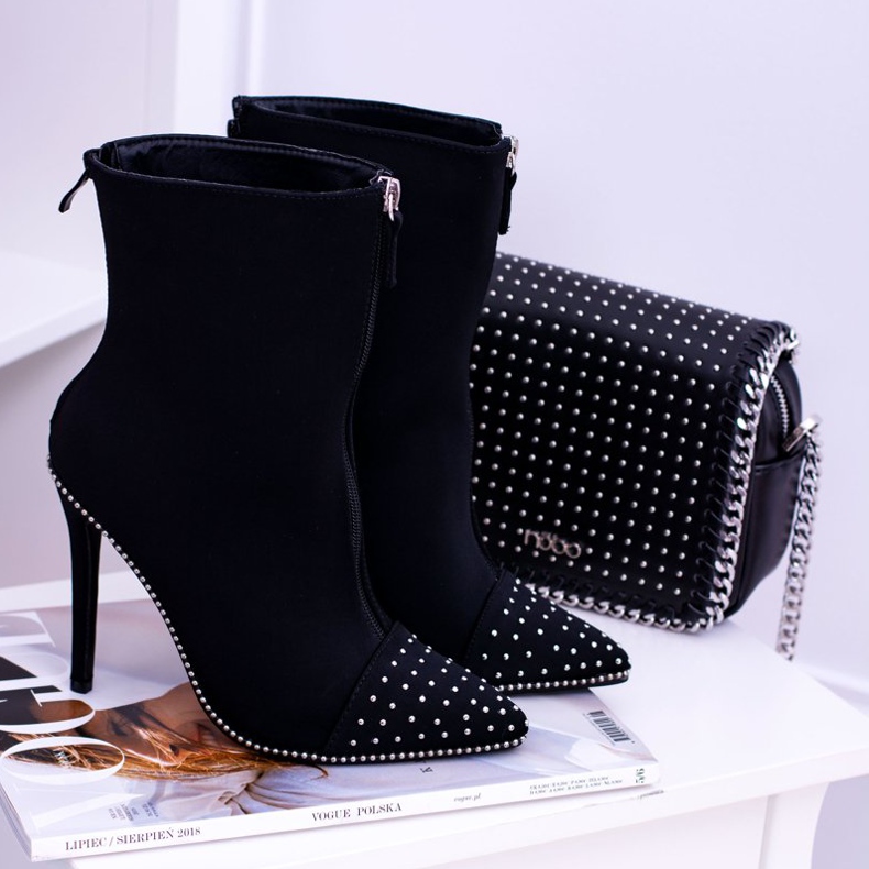 BUGO Fekete velúr csizma Regio sarkán 1