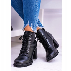 Lu Boo Black Boots egy bejegyzésen Halsey Strasszokkal fekete 1