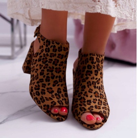 BUGO Női szandál magas sarkú cipőn, Peep Toe Leopard Esta Shankkal barna 2