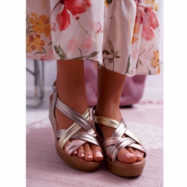 Női szandál bőr ékeken Maciejka ESP27-25 / 00-1 aranysárga 2 Női szandál bőr ékeken Maciejka ESP27-25 / 00-1 aranysárga 2