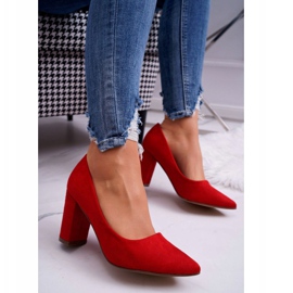 Női szivattyúk a velúr piros oszlopán 1