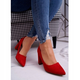 Női szivattyúk a velúr piros oszlopán 2