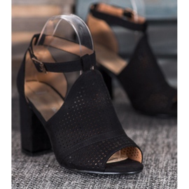 Small Swan Elegáns áttört szandál fekete 2