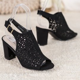 Goodin Áttört szandál velúrral fekete 1