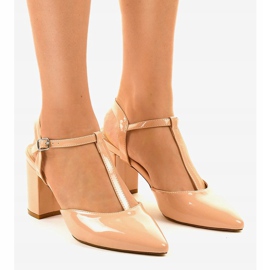 Bézs színű szivattyúk a D85-17 oszlopon 1 Bézs színű szivattyúk a D85-17 oszlopon 1