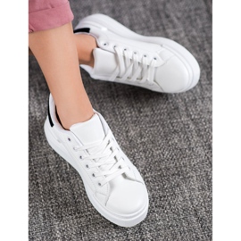 Renda Fehér cipők a platformon 1