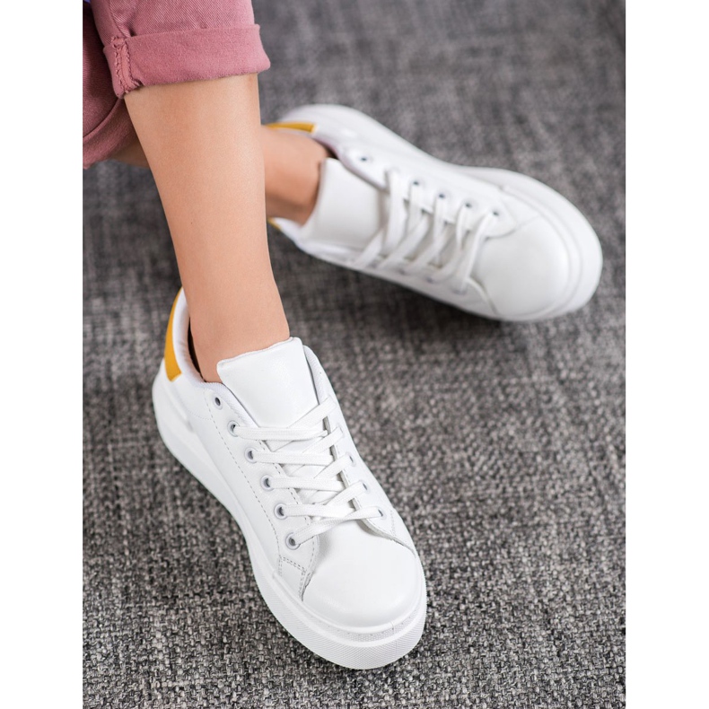 Renda Fehér cipők a platformon 1