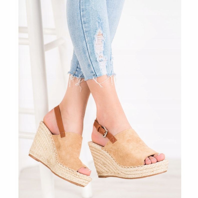 Small Swan Divatos velúr szandál barna 1