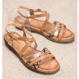 Small Swan Stílusos barna szandál aranysárga 1