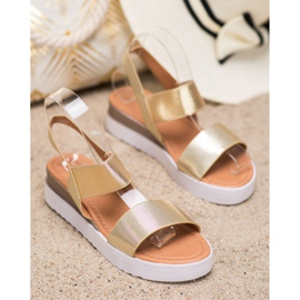 SHELOVET Arany szandál a platformon aranysárga 2