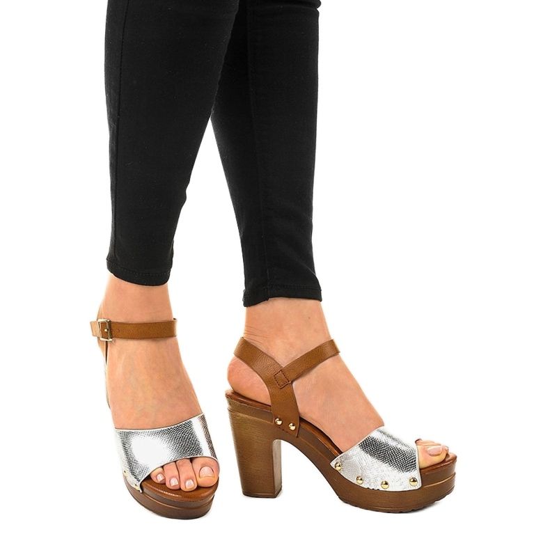 Ezüst magas sarkú szandál 150-615 barna szürke 1