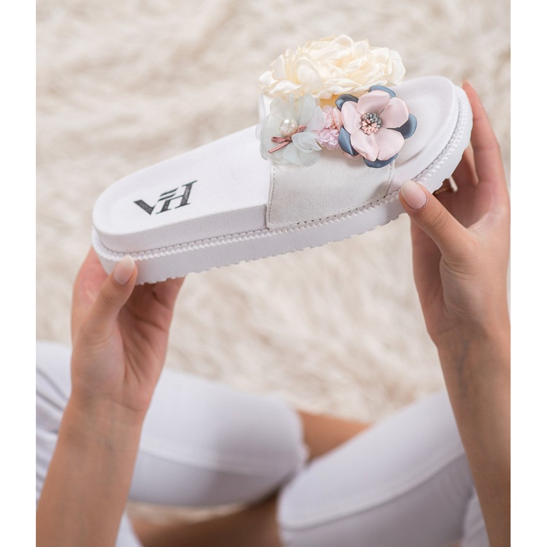 SHELOVET Velúr papucs virágokkal fehér 1