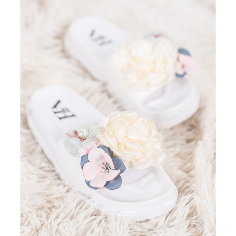 SHELOVET Velúr papucs virágokkal fehér 2
