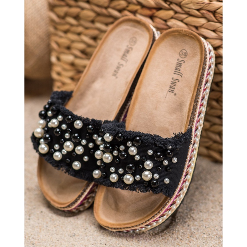 Small Swan Papucs a platformon gyöngyökkel fekete 1