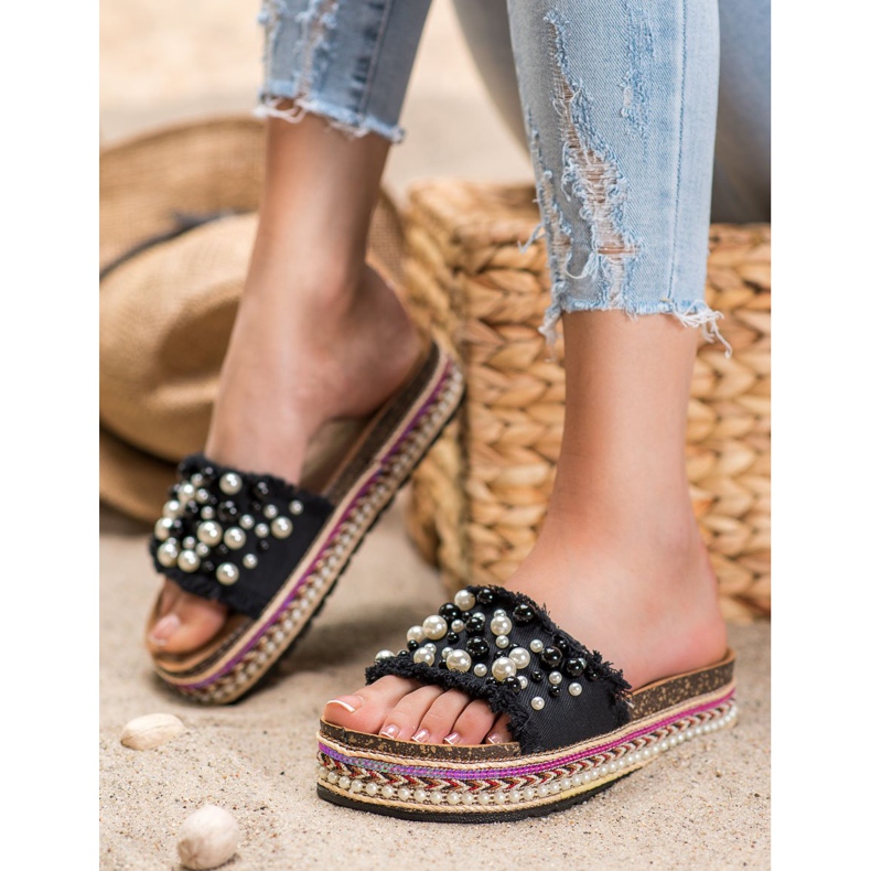 Small Swan Papucs a platformon gyöngyökkel fekete 2