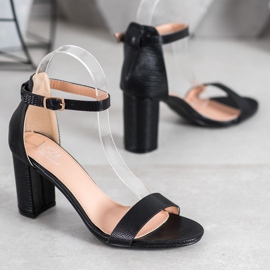 Small Swan Stílusos magas sarkú szandál fekete 1