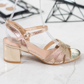 Small Swan Fényes szandál egy bárban sárga 2