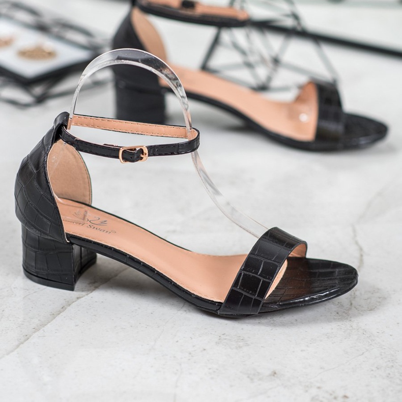 Small Swan Kényelmes szandál alacsony posztón fekete 1