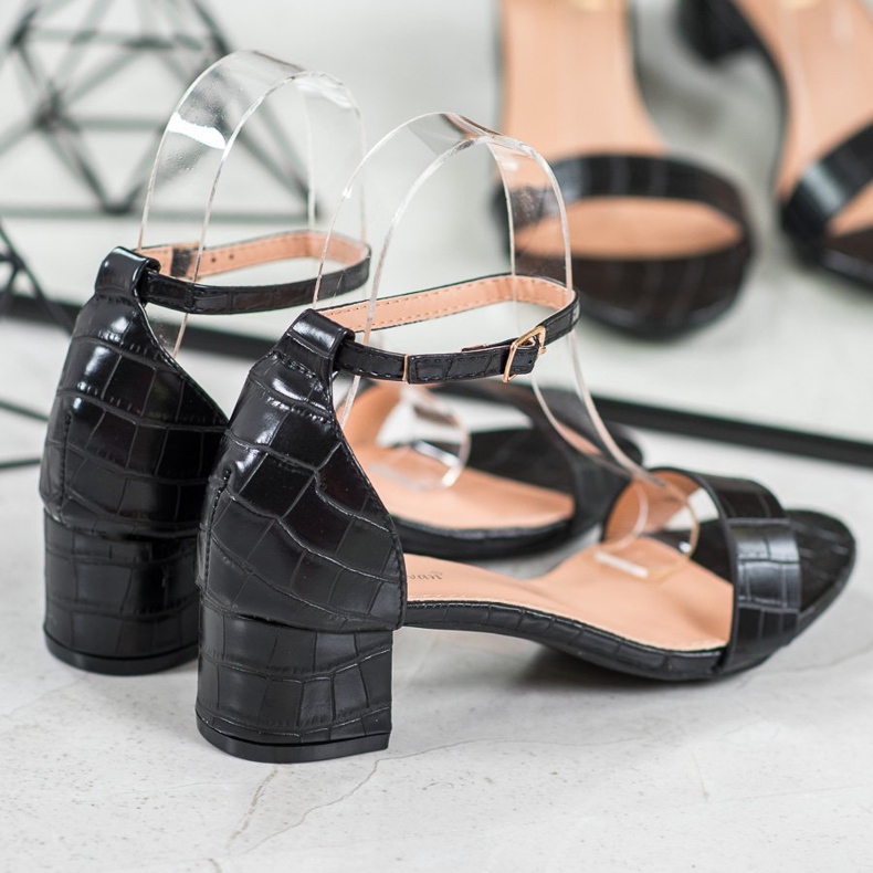 Small Swan Kényelmes szandál alacsony posztón fekete 2