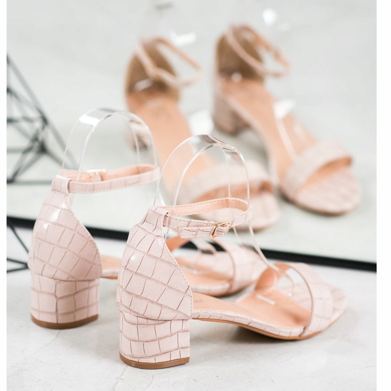 Small Swan Kényelmes szandál alacsony posztón bézs 1