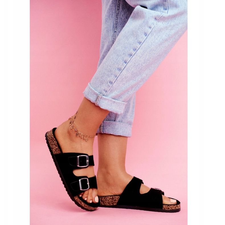 Női fül papucs fekete bilincsekkel 2