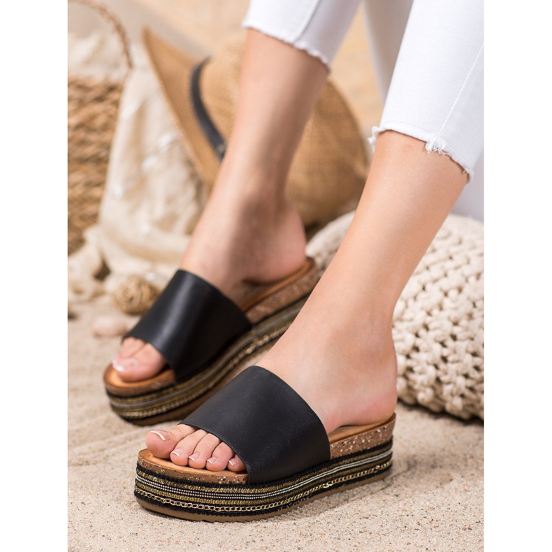 SHELOVET Fekete papucs a platformon 1 SHELOVET Fekete papucs a platformon 1