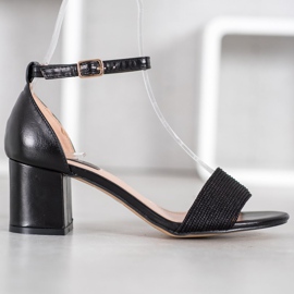 Nio Nio Stílusos szandál egy bárban fekete 2